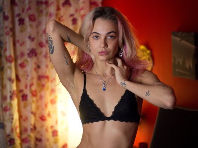 _AmyYummy naked stripping on cam for live sex video chat