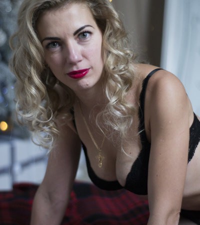 AnelinXLights naked stripping on cam for live sex video chat