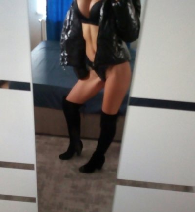 Annawindx naked stripping on cam for live sex video chat