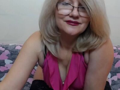 BlondWoman naked stripping on cam for live sex video chat