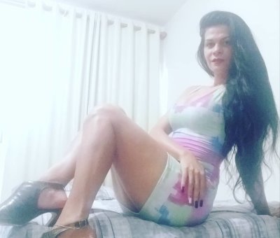 BRUNAHOUSTON naked stripping on cam for live sex video chat