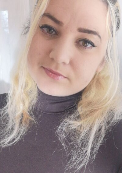 CurvyVanessa naked stripping on cam for live sex video chat