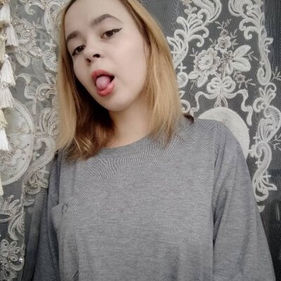 Emi_Starr naked stripping on cam for live sex video chat