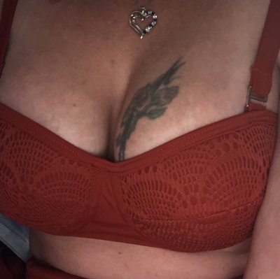 hotmommy8993 naked stripping on cam for live sex video chat