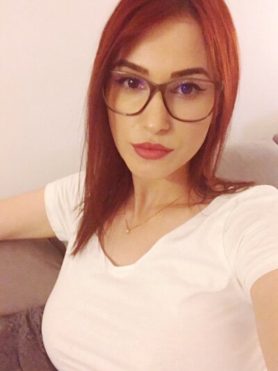 Jazzlyne naked stripping on cam for live sex video chat