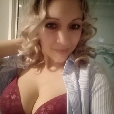 JulieAniston naked stripping on cam for live sex video chat