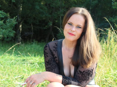 kleine_geile-stute naked stripping on cam for live sex video chat