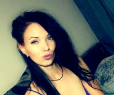 ladyJamluck naked stripping on cam for live sex video chat