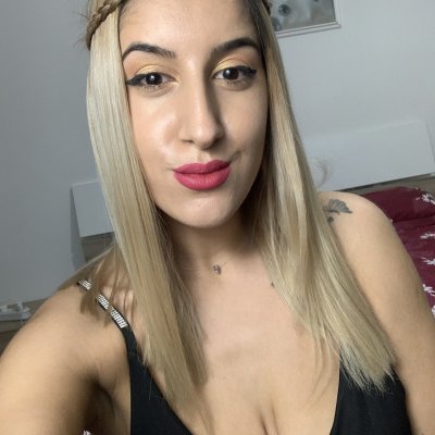 LizzieReyd naked stripping on cam for live sex video chat
