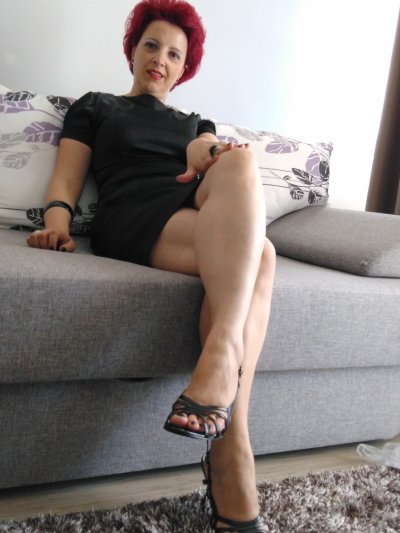 MilfSupreme naked stripping on cam for live sex video chat