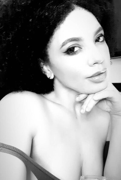 _Mulata naked stripping on cam for live sex video chat
