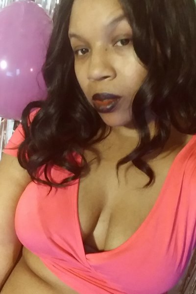 NAOMIdaFreakXXXXX naked stripping on cam for live sex video chat
