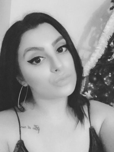 Playfullwoman naked stripping on cam for live sex video chat