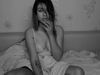 PrecioussAlexa naked stripping on cam for live sex video chat