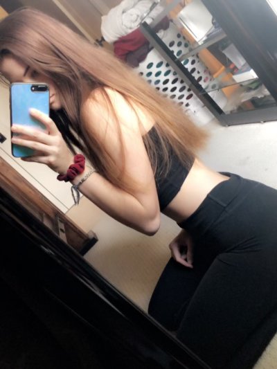 QueenBeeBee naked stripping on cam for live sex video chat