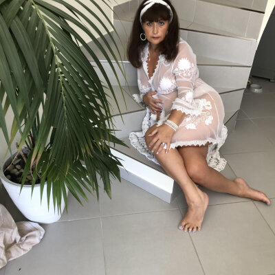rose2729 naked stripping on cam for live sex video chat