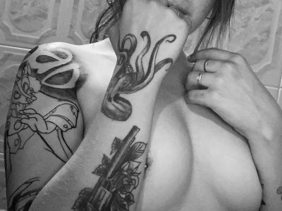 sarayjones naked stripping on cam for live sex video chat