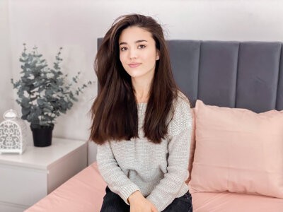 SooSexxxy naked stripping on cam for live sex video chat