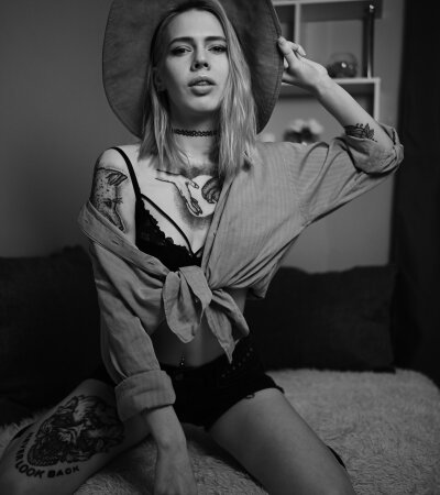 stonx_kins naked stripping on cam for live sex video chat