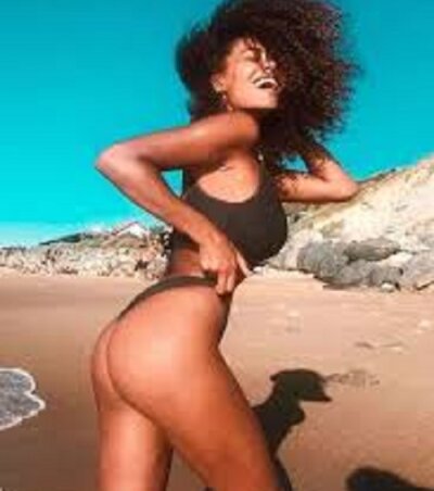 Titi_la_Queen naked stripping on cam for live sex video chat