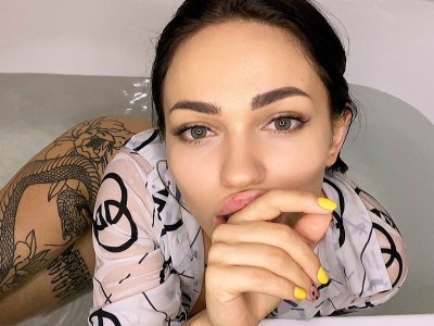 VampGirl naked stripping on cam for live sex video chat