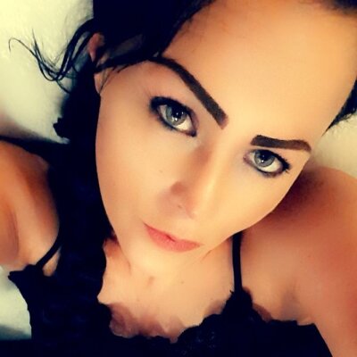 XXSquirtySamXXX naked stripping on cam for live sex video chat