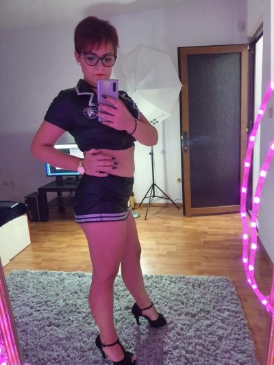 yummy_Jess14 naked stripping on cam for live sex video chat