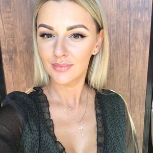 A_Samantha naked before webcam in live porn chat