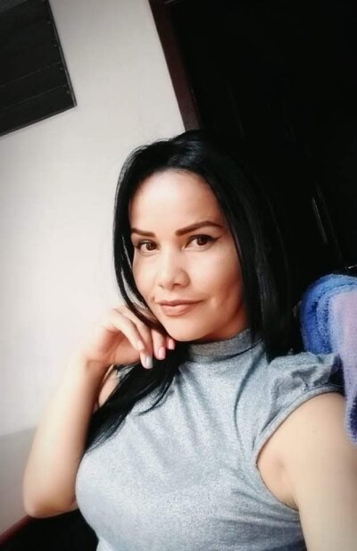Abriil_hot naked stripping on cam for live sex video chat