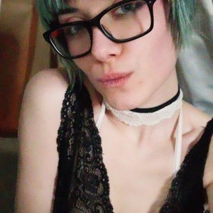 AdriKiss naked before webcam in live porn chat