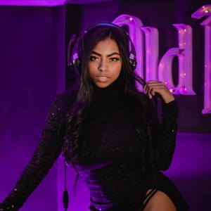 AlanaJones5 naked before webcam in live porn chat