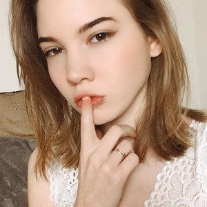 Alice_Hottie naked before webcam in live porn chat