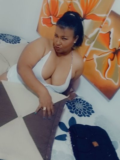 AliceMatureMilf naked stripping on cam for live sex video chat