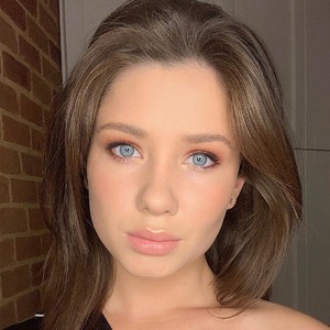 AlinaRoss naked before webcam in live porn chat