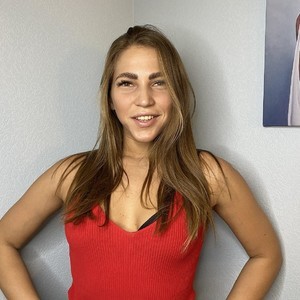 AlisaRousi naked before webcam in live porn chat
