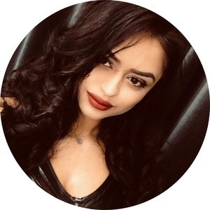 AlisiaBlake naked before webcam in live porn chat