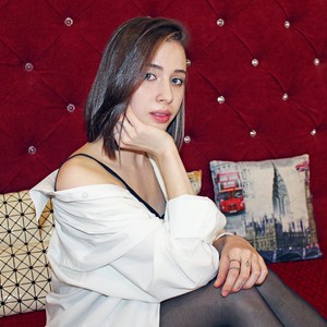 AlisonMells naked before webcam in live porn chat