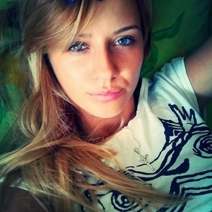 Alyyhotevill naked before webcam in live porn chat