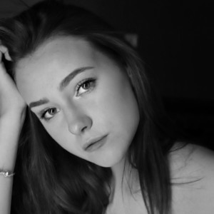 Amyvarnes naked before webcam in live porn chat