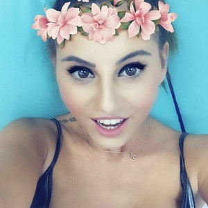 AnaGee naked before webcam in live porn chat