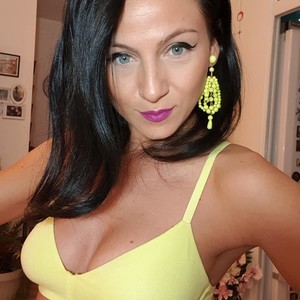AngelSmilea4U naked before webcam in live porn chat