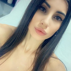 AnneMrie naked before webcam in live porn chat