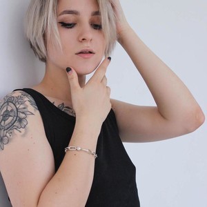 Annjoy naked before webcam in live porn chat