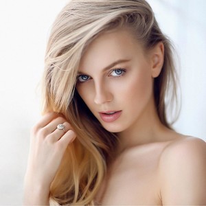 Annvera naked before webcam in live porn chat