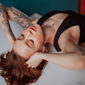 APRIL_BROWNN naked before webcam in live porn chat