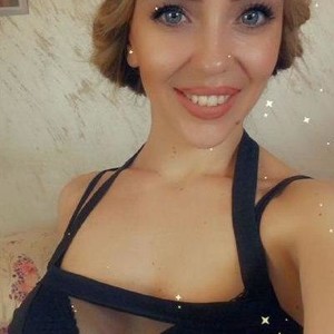 Ariana_bi naked before webcam in live porn chat
