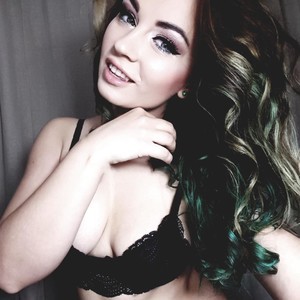 Asweetjessie naked before webcam in live porn chat