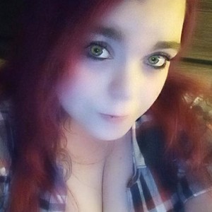 AubrieRae naked before webcam in live porn chat