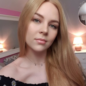 AurelieSierra naked before webcam in live porn chat