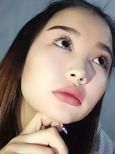 AyyU_Lissa naked stripping on cam for live sex video chat